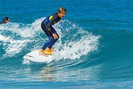 Le guide complet de progression des planches de surf pour les surfeurs débutants et intermédiaires