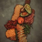 banane tranchée et pomme rouge sur une surface bleue